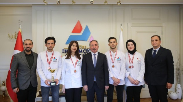 AİÇÜ Rektörü Prof. Dr. KARABULUT, Yemek Yarışmasında Başarılı Olan Öğrencileri Ağırladı