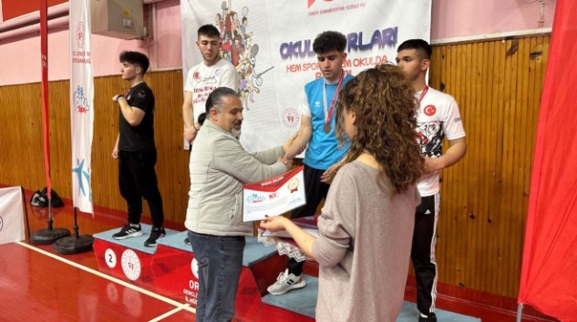 Ağrılı Arda Oral, Türkiye Şampiyonası’nda Bilek Güreşinde üçüncü oldu
