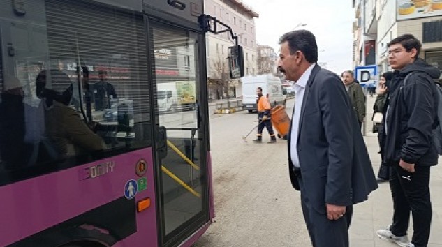 Ağrı Belediyesi Eş Başkanı Memet Akkuş ilk mesaisinde toplu ulaşımı kullandı.