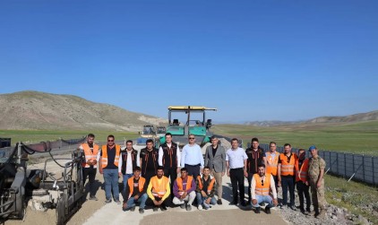 Vali Bozkurt, “Taşlıçay ve Doğubayazıt ilçelerinde devam eden ve planlanan karayolu yatırımlarını sahada” değerlendirdi.