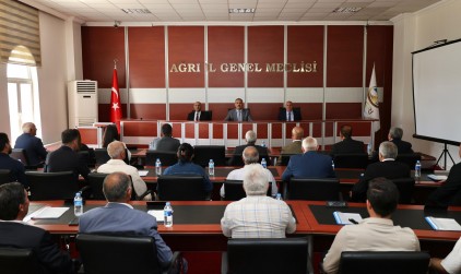 Ağrı Valisi Bozkurt “KÖYDES projeleri ve diğer altyapı yatırımlarını masaya yatırdı