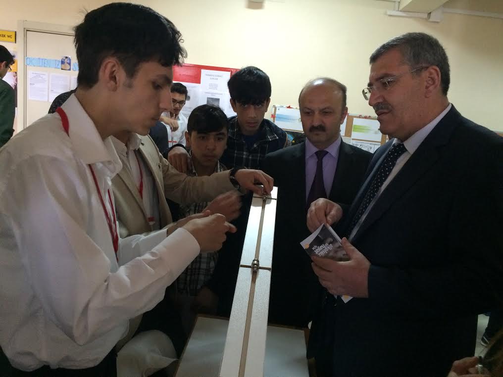 Ağrı Hüseyin Celal Yardımcı Fen Lisesi’nde TÜBİTAK Bilim Fuarı açıldı.