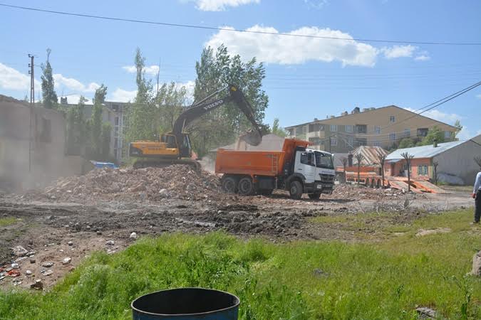 Patnos Belediyesi eski konutlarının yıkımına başladı