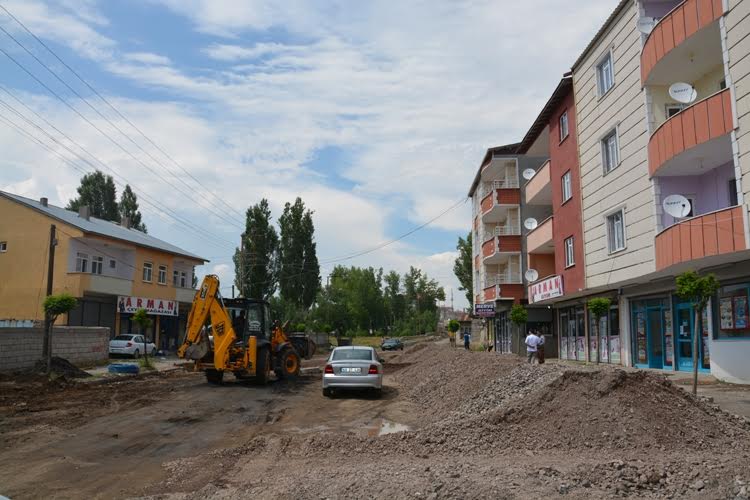 Patnos Belediyesi yol ve kaldırım çalışmaları devam ediyor