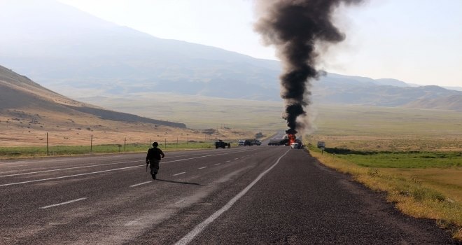 Ağrıda Teröristler Tol Kesip İş Makinesi Yaktı