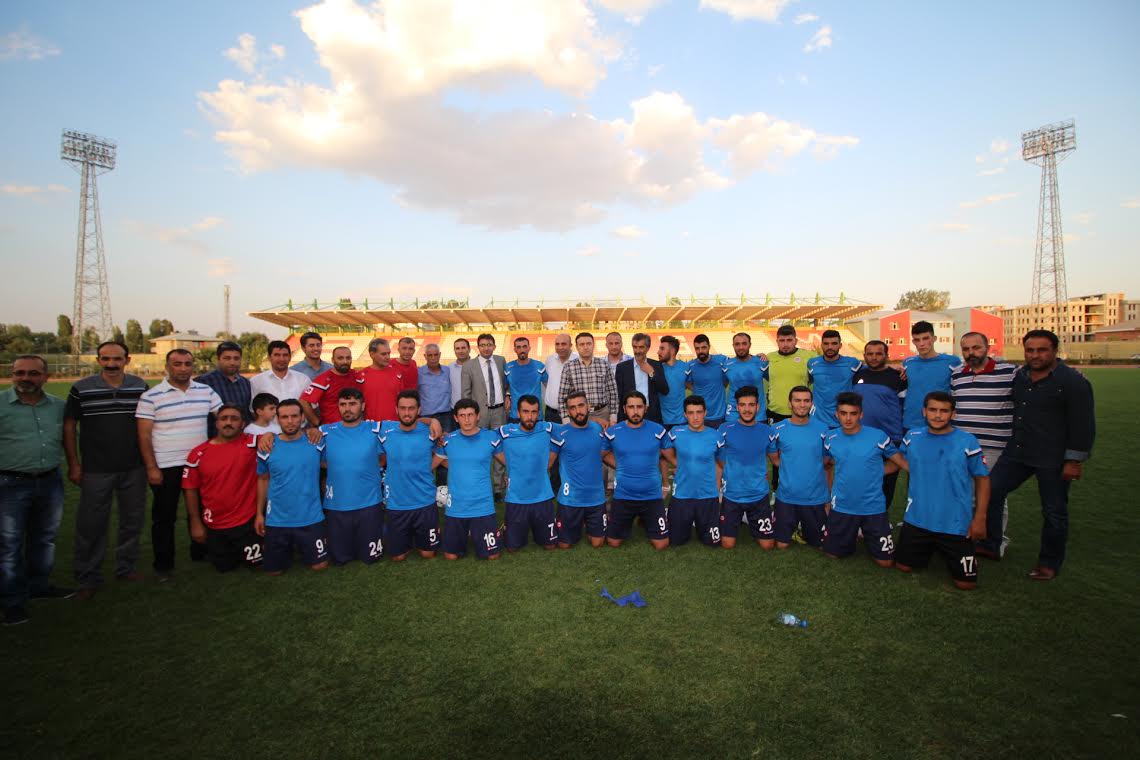 Vali Işın’dan futbolculara baklava ikramı