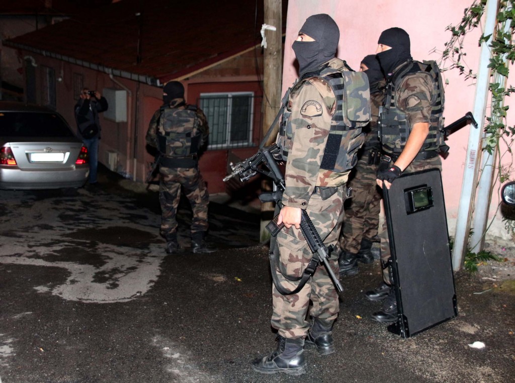 SARIYER ARMUTLU'DA DHKP-C'YE YONELIK SAFAK VAKTI OPERASYON DUZENLENDI.  FOTOGRAF: HAKAN KAYA/ISTANBUL,(DHA)