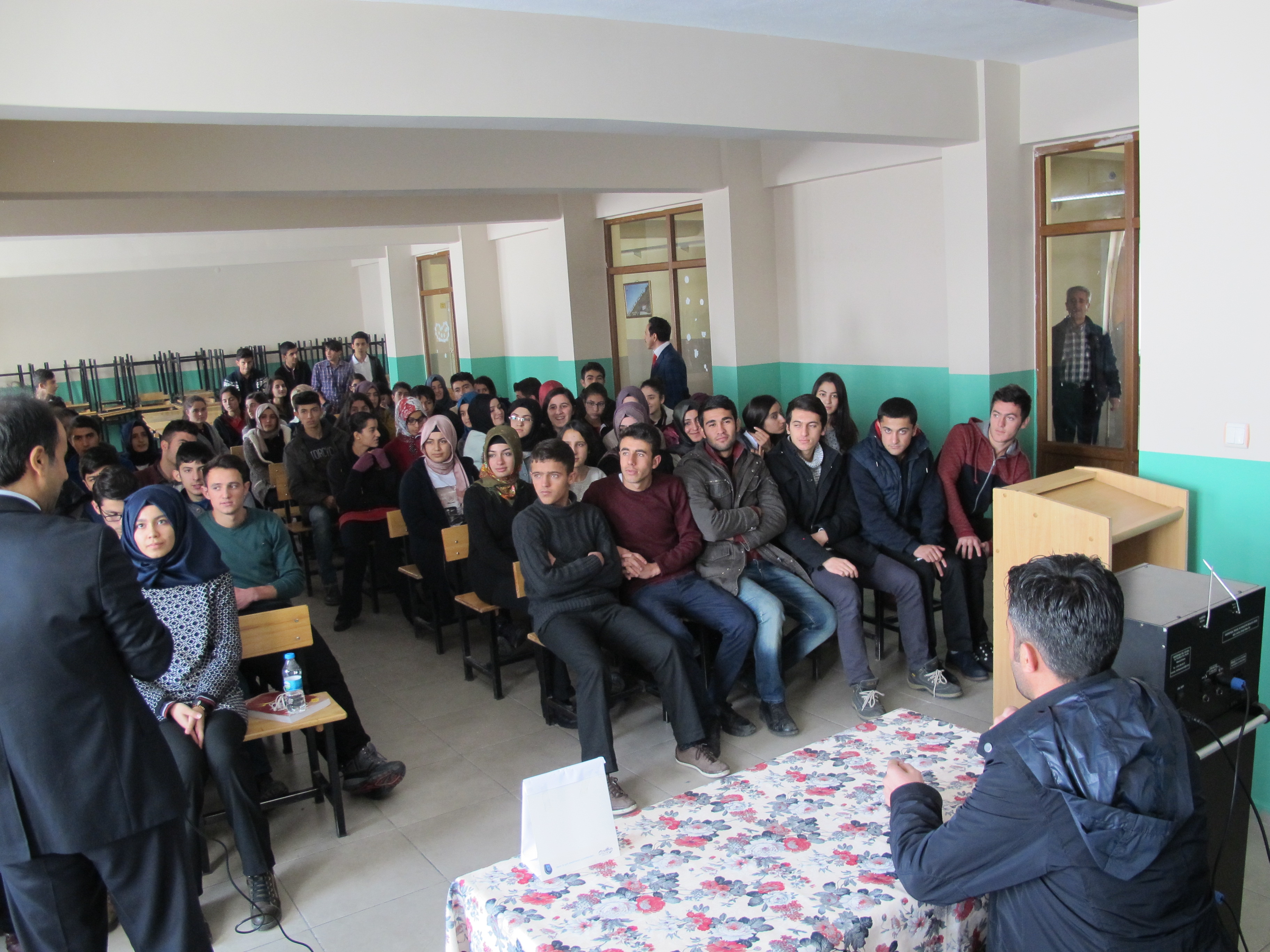 Ağrı Hüseyin Celal Fen Lisesinde kariyer günleri semineri yapılıyor.