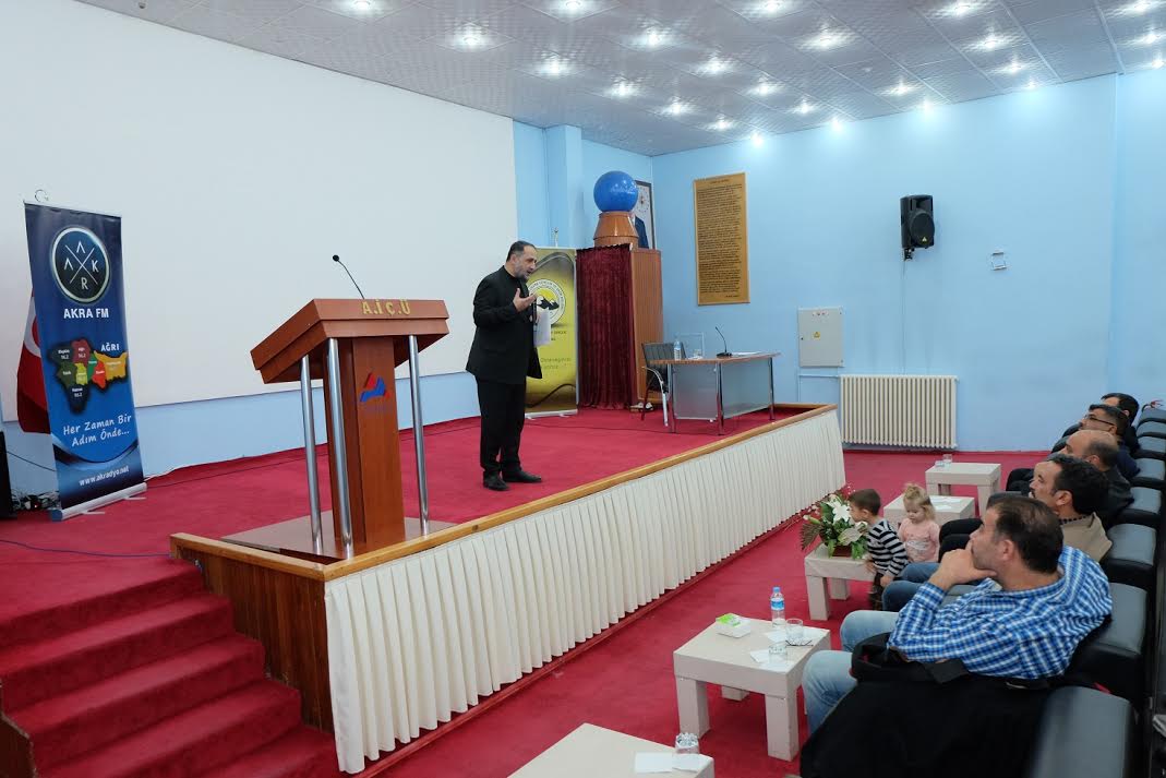 Merhum MahmudEs’âd Coşan Hoca efendiyi doğumlarının 80. yılında Ağrı’da özel bir programla Yâd edildi.