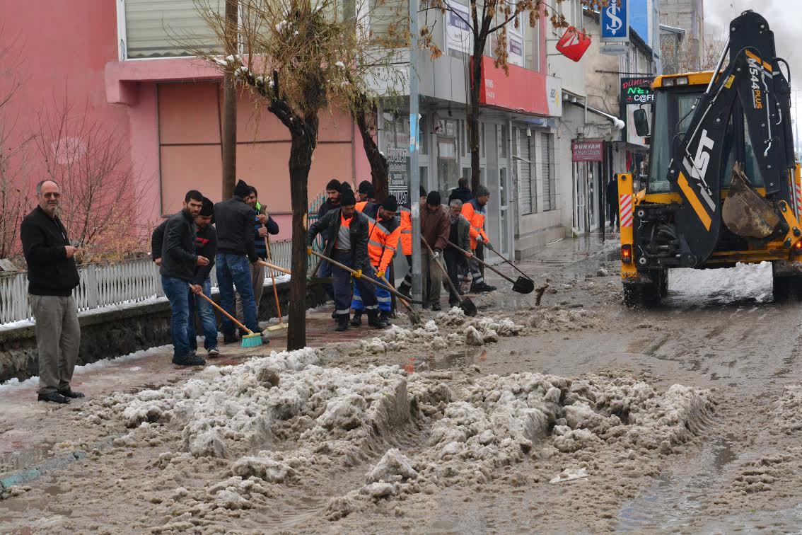 Patnos’ta Kar Temizleme Çalışması Aralıksız Sürdürülüyor
