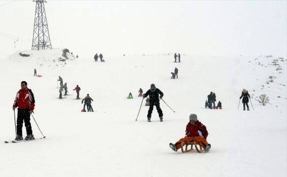 Ağrı’daki Küpkıran Kayak Merkezi’nde, yarıyıl tatilinin başlamasıyla yoğunluk yaşandı.