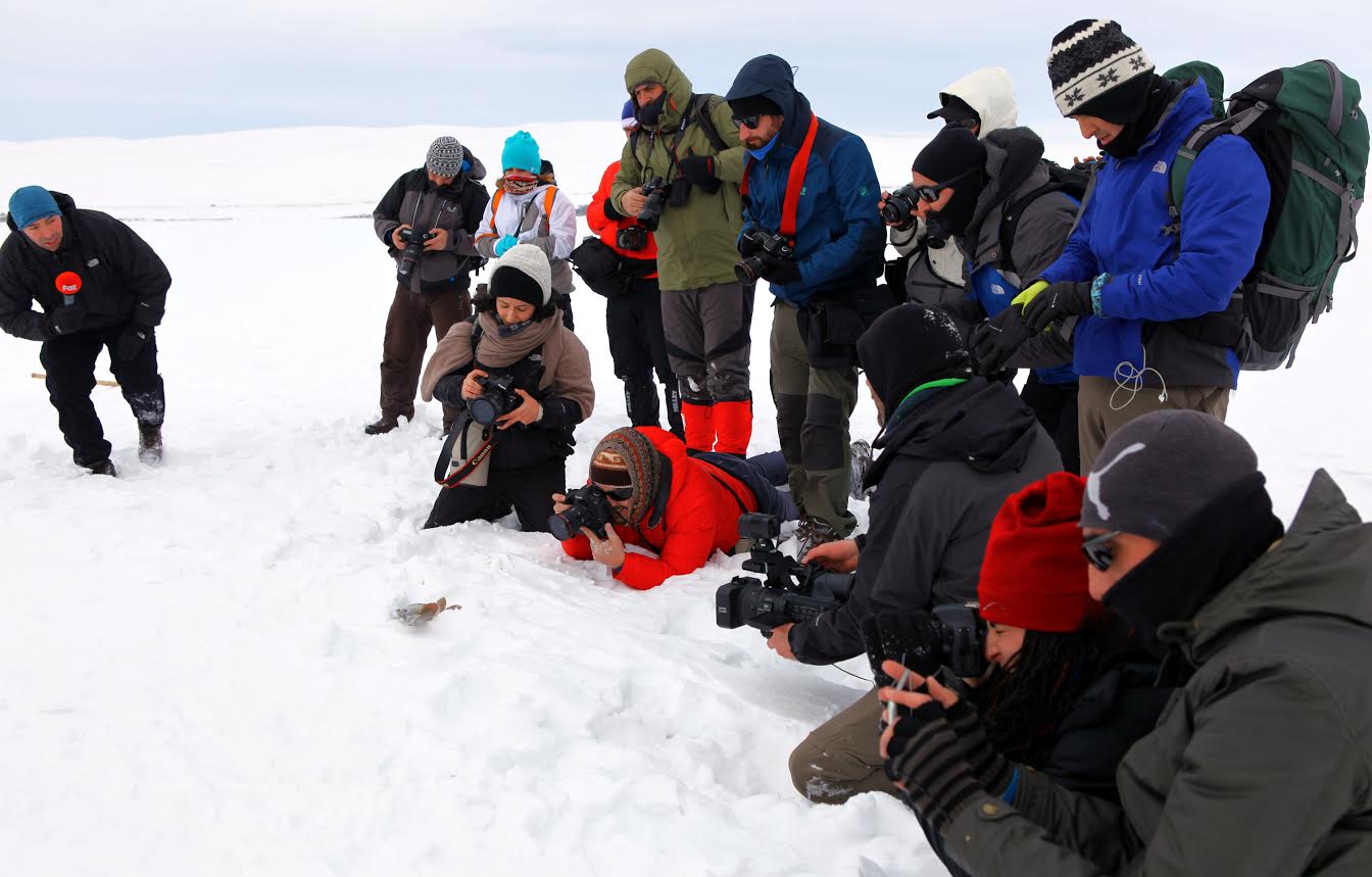Gazeteciler, buzla kaplı Çıldır Gölü’nde kamp yaptı