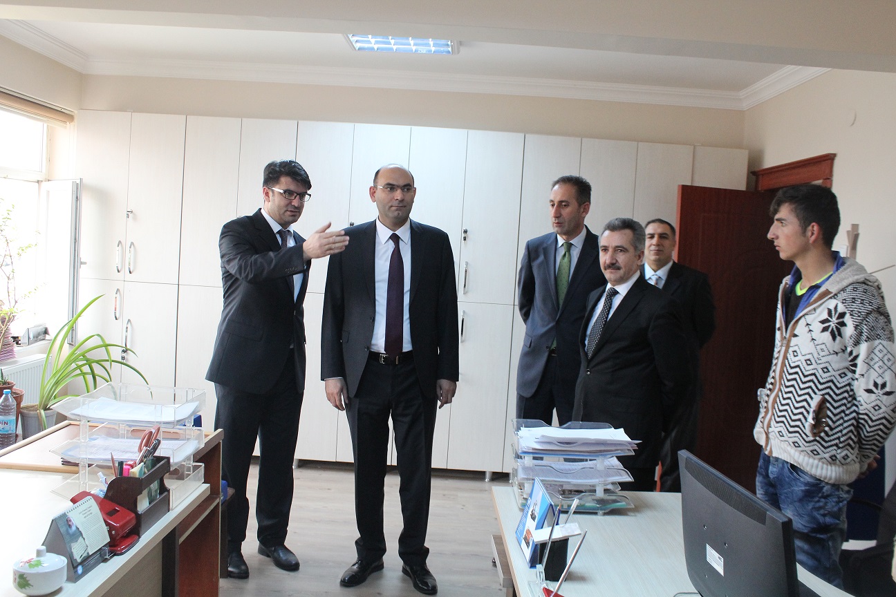 Genel Sekreter Erhan Tenekeci birimleri gezerek personelle tanıştı.