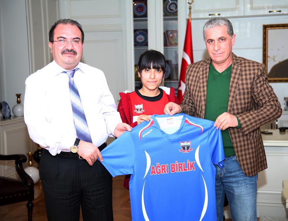 AĞRI BİRLİK BAYAN FUTBOL TAKIMI REKTÖR PROF. DR. İRFAN ASLAN’I ZİYARET ETTİ