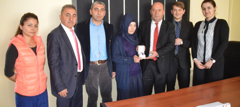 Başkan Arslan Ağrı İkincisi Eleşkirtli Öğrenciye hediye takdim etti