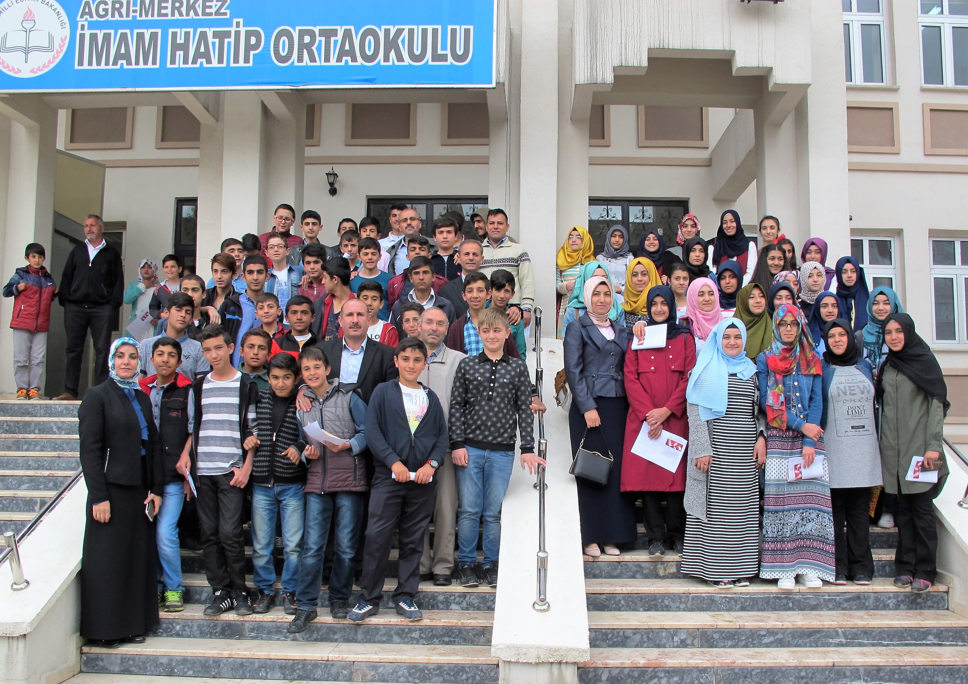 Ağrı İmam Hatip Ortaokulu İlk Mezunlarını Verdi