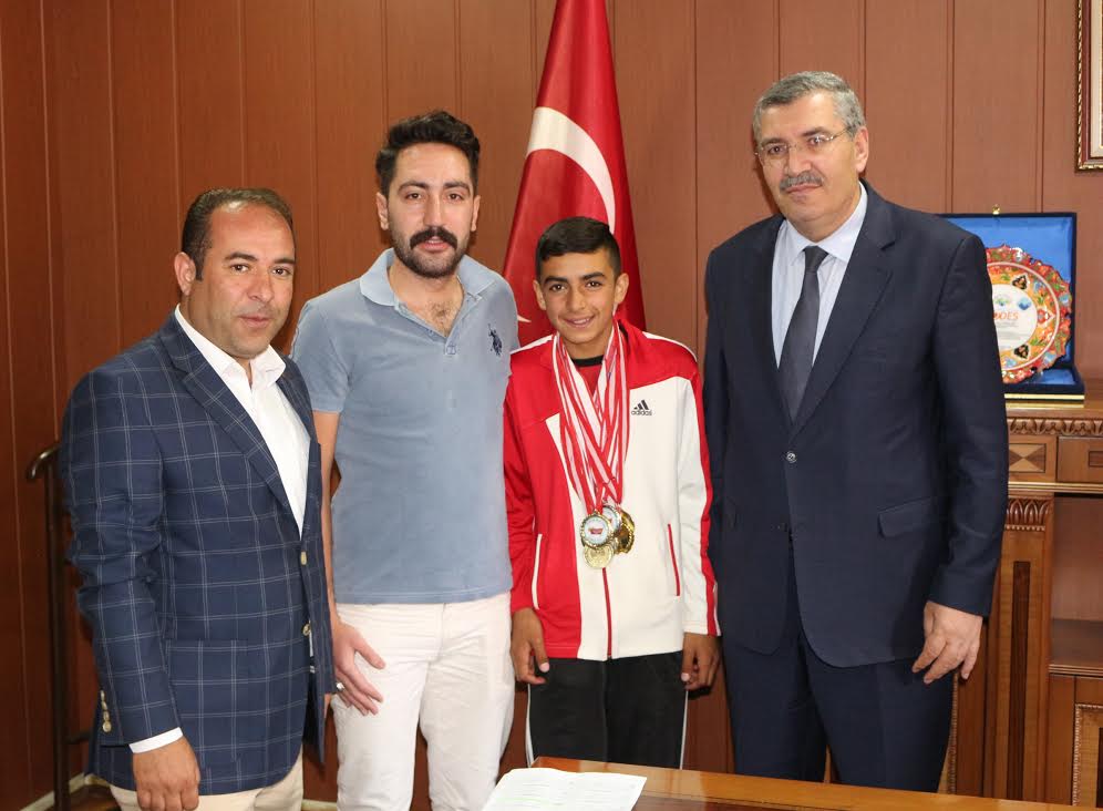 BAŞARILI SPORCUDAN MÜDÜR DURSUN’A ZİYARET