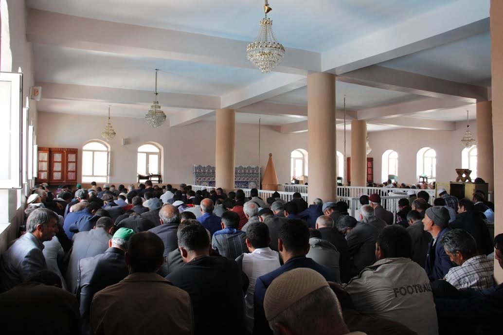 Ramaza Ayının İlk Cuma Namazında Vatandaşlar camilere sığmadı