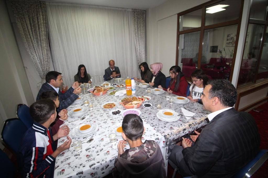 Vali Işın Sevgi Evlerinde iftar açtı