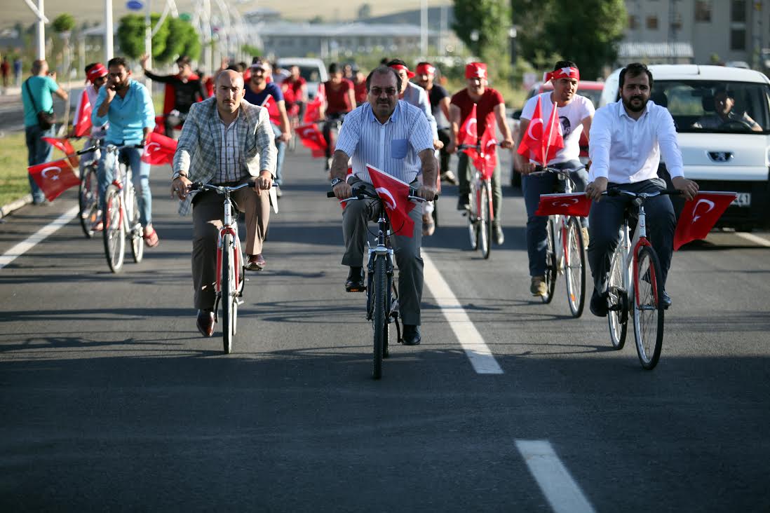 AĞRI İBRAHİM ÇEÇEN ÜNİVERSİTESİ’NDE Al BAYRAKLARLA DARBE GİRİŞİMİ PROTESTO EDİLDİ