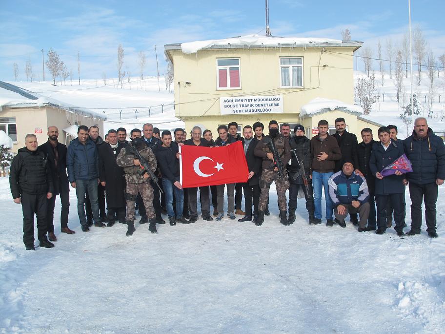 Ağrı’da KYK Çalışanları ve üniversiteli gençlerden Polis arama noktalarına  ziyaret