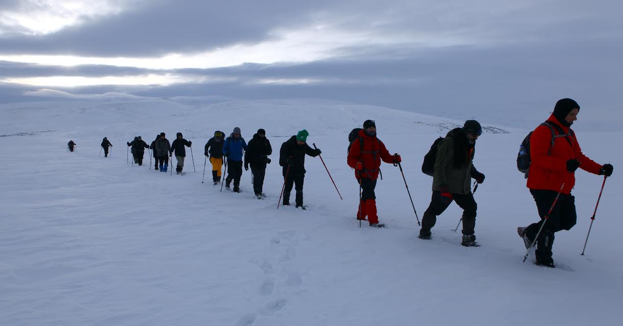 Gazeteciler buz tutan Çıldır Gölü’nde 8 km yürüdü ve kamp yaptı