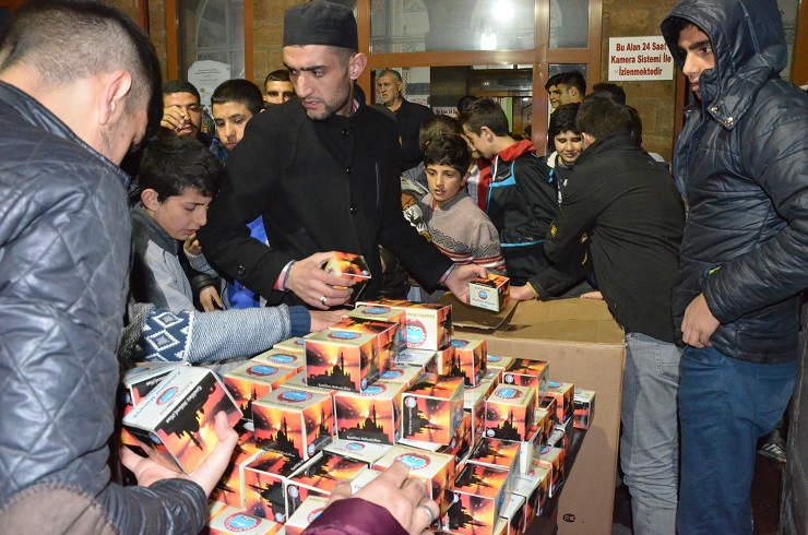 Ağrı Belediyesi 5 bin adet kandil simidi dağıttı