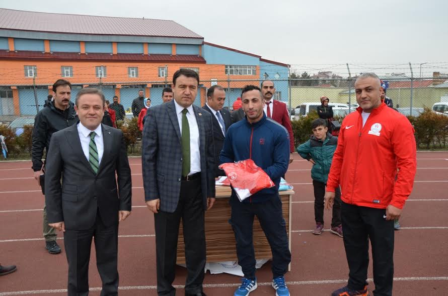 AĞRI BELEDİYESİNDEN SPORCULARA MALZEME DESTEĞİ