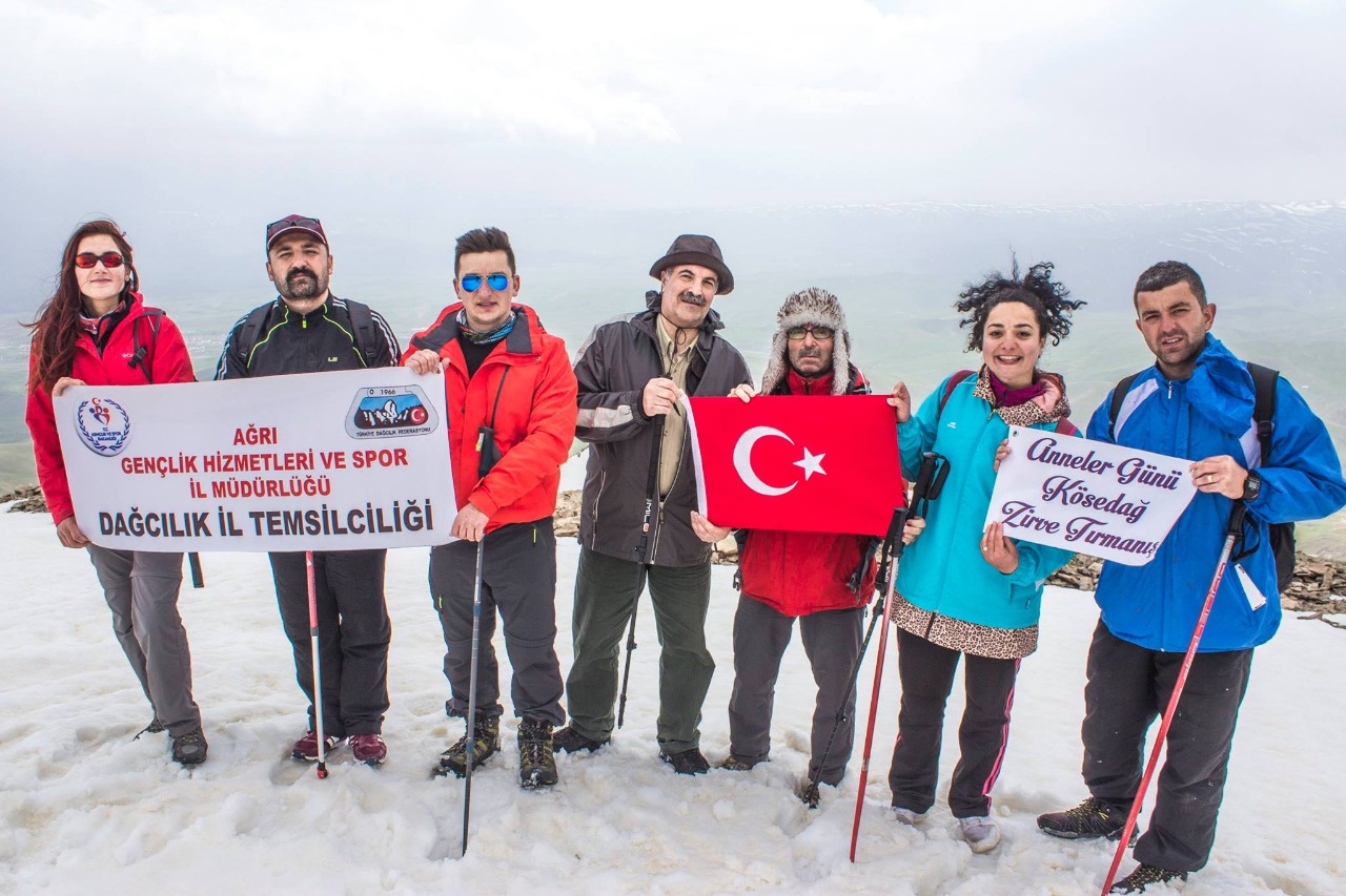 Anneler Gününü  3 bin 400 metredeki Kösedağ Zirvesi’nden kutladılar