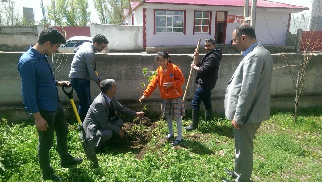 Tarım Personeli Okullara Fidan Dikim Etkinliği Gerçekleştirdi