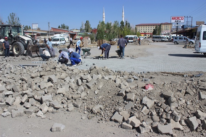 Sanayi sitesinde parke taşı çalışması