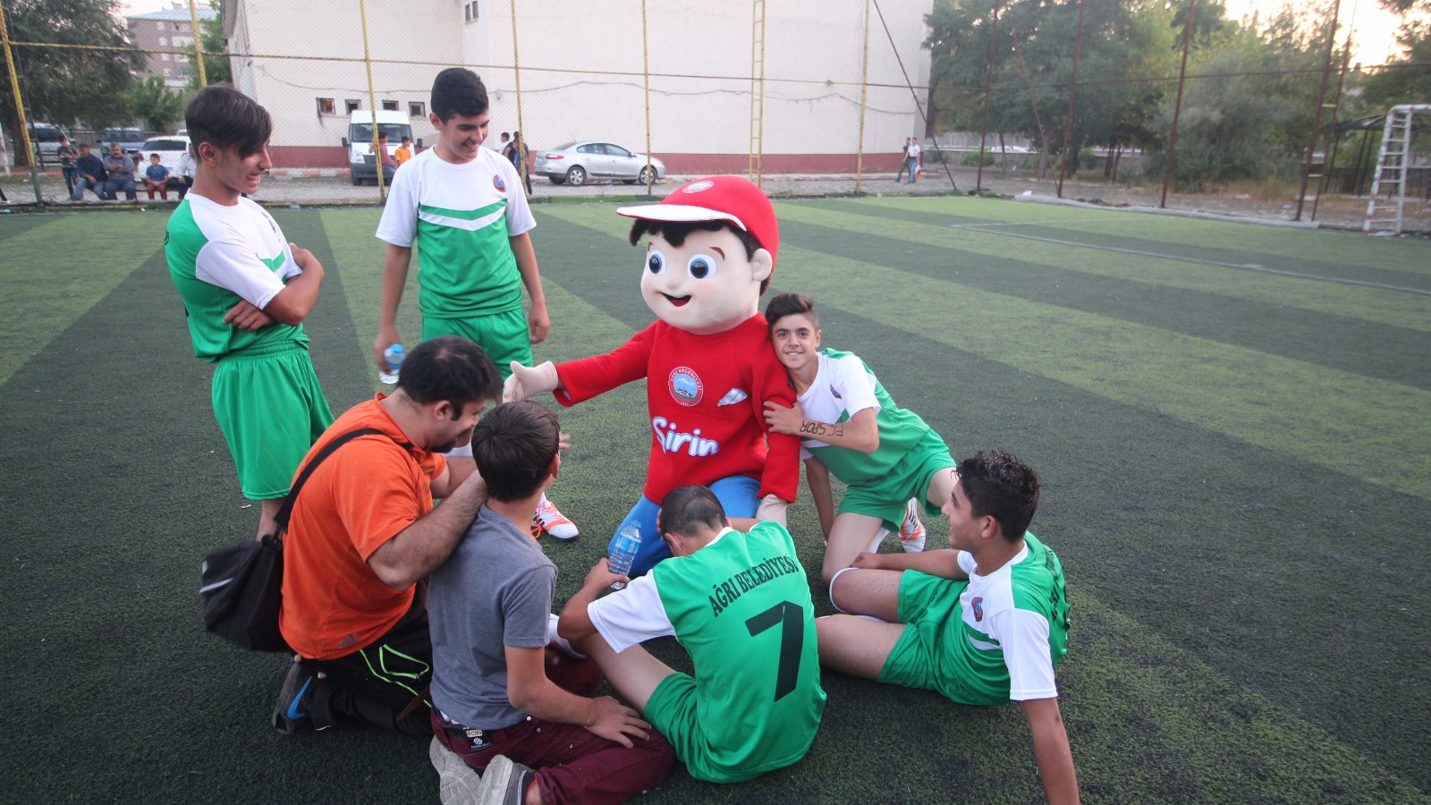 Mahalleler Arası 1.Kardeşlik ve Dostluk Halı Saha Futbol Turnuvası başladı.