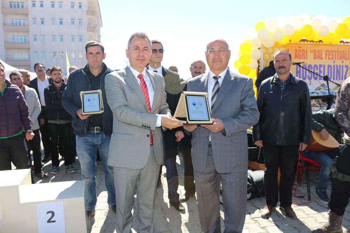 Ağrı Valiliği, İl Gıda Ve Tarım Müdürlüğü, Serhat Kalkınma ajansı (SERKA) ve Arı Yetiştiriciliği iş birliği ile 1.Bal Festivali Düzenlendi.