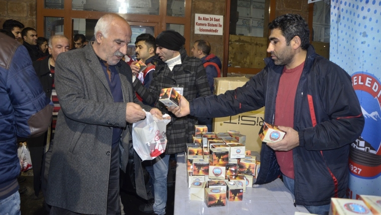 Ağrı Belediyesi 2 bin adet kandil simidi dağıttı