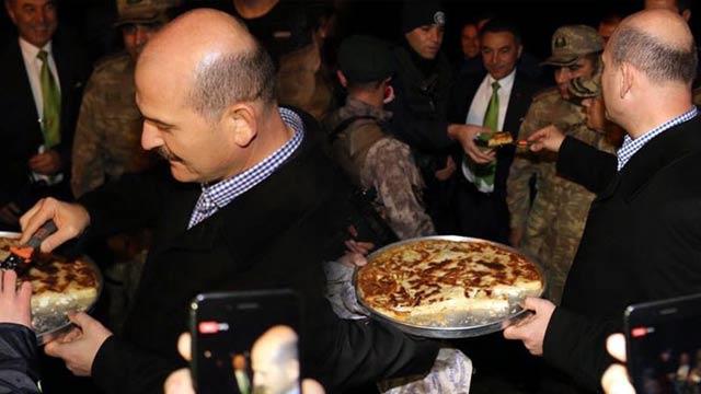 Bakan Soylu’dan nöbetteki polislere börek ikramı