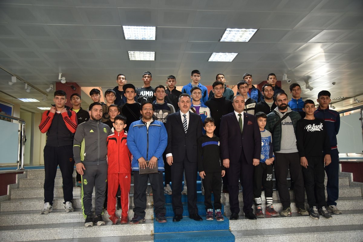 İran’lı Güreşçilerden Vali Elban’a Ziyaret