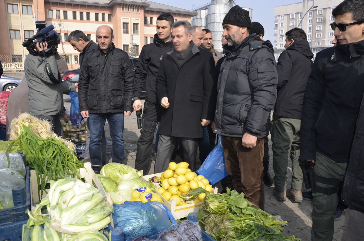 Vali Elban, Pazar esnafıyla buluştu