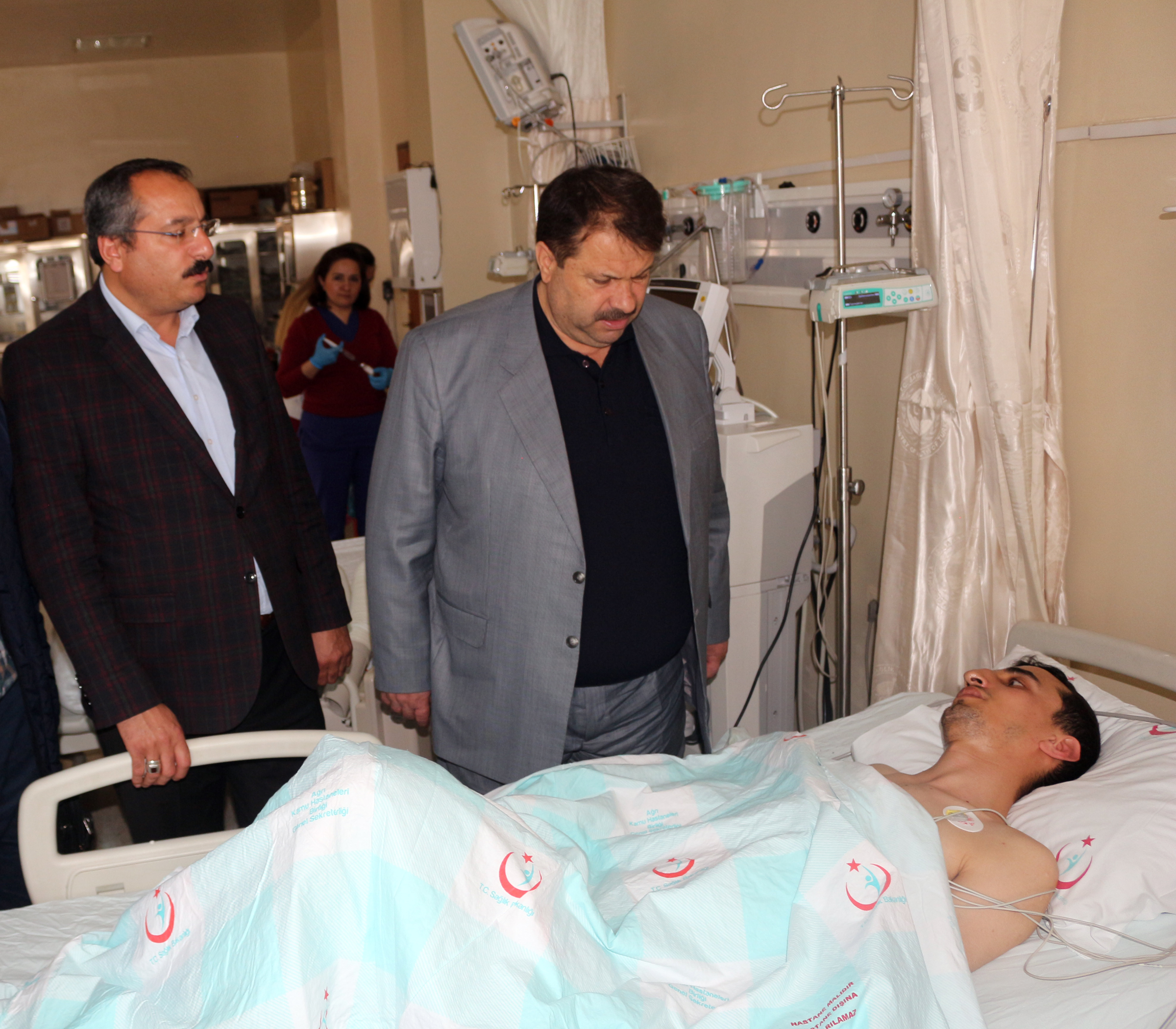 MİLLİ EĞİTİM MÜDÜRÜ TURAN’DAN BIÇAKLANAN OKUL MÜDÜRÜNE ZİYARET