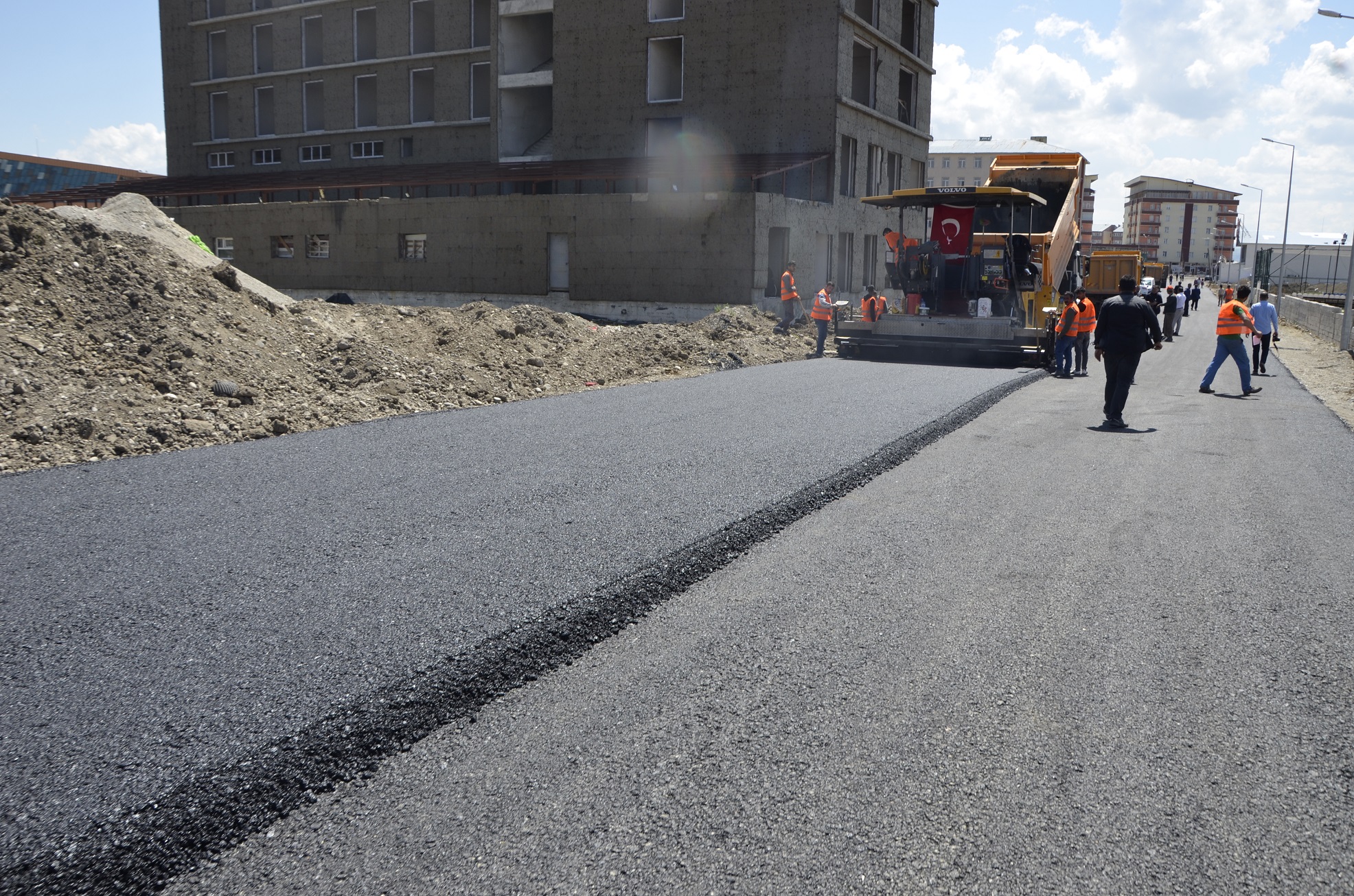 Ağrı Belediyesi tarafından asfalt çalışmaları başlatıldı. 