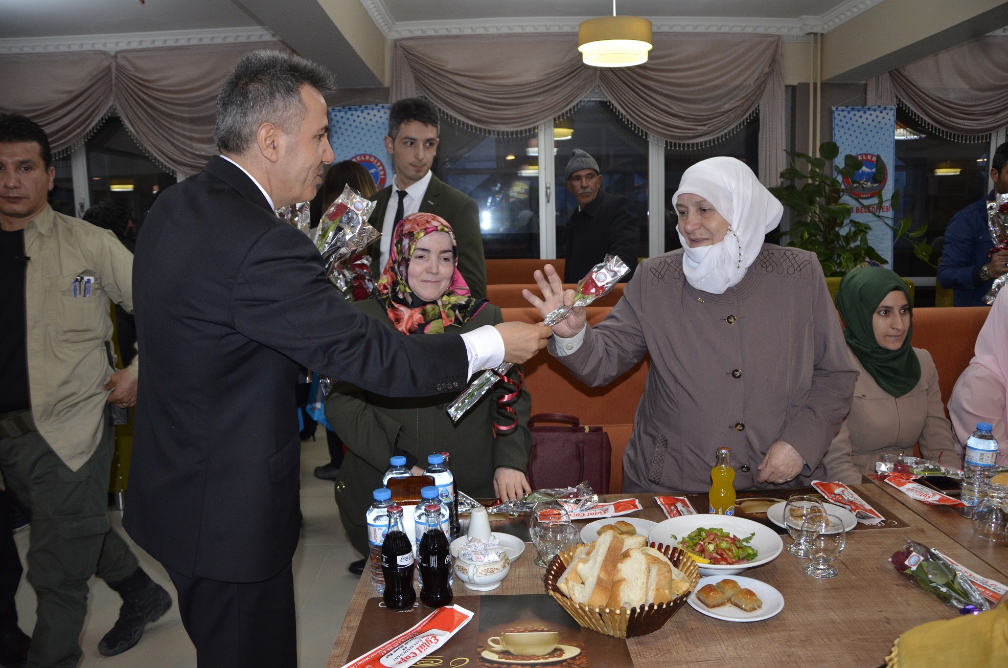 Ağrı Belediyesi tarafından 13 Mayıs Anneler Günü münasebetiyle program düzenlendi. 