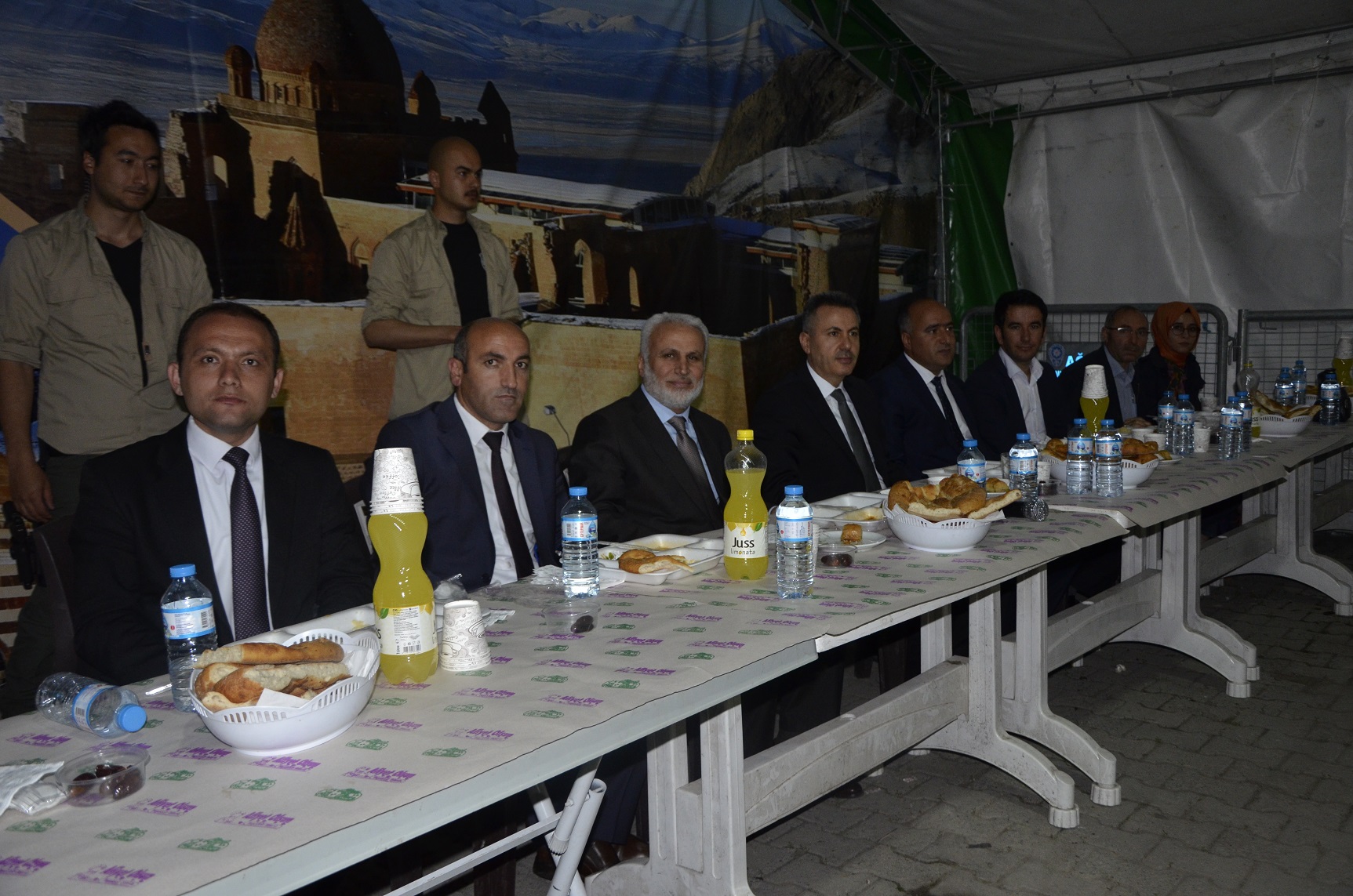 Vali Elban, iftar çadırında vatandaşlarla birlikte orucunu açtı