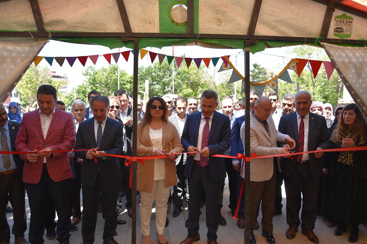 Vali Elban ve Eşi Beyza Elban, Aile Destek Eğitim Merkezi’nin Sergi Açılışını Gerçekleştirdi