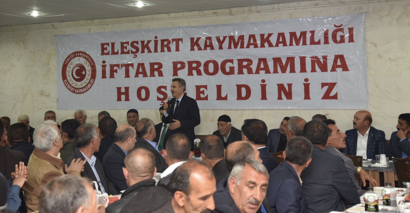 Vali Elban, Eleşkirt`te Vatandaşlar ile İftarda Buluştu