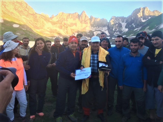 Hakkari Eski İl Temsilcimiz Kemal Çapa’ya plaket verildi.