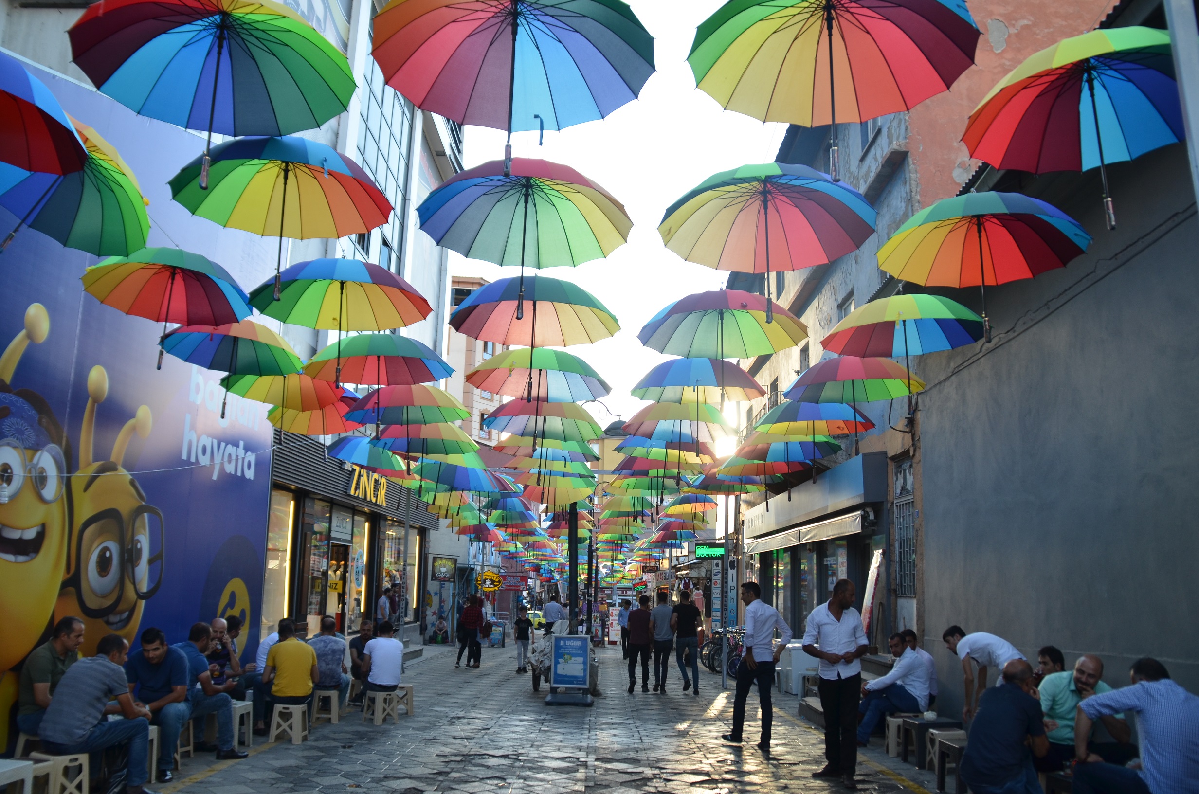 Ağrı Belediyesi, Şemsiyeli Sokak Projesi’ni hayata geçirdi.