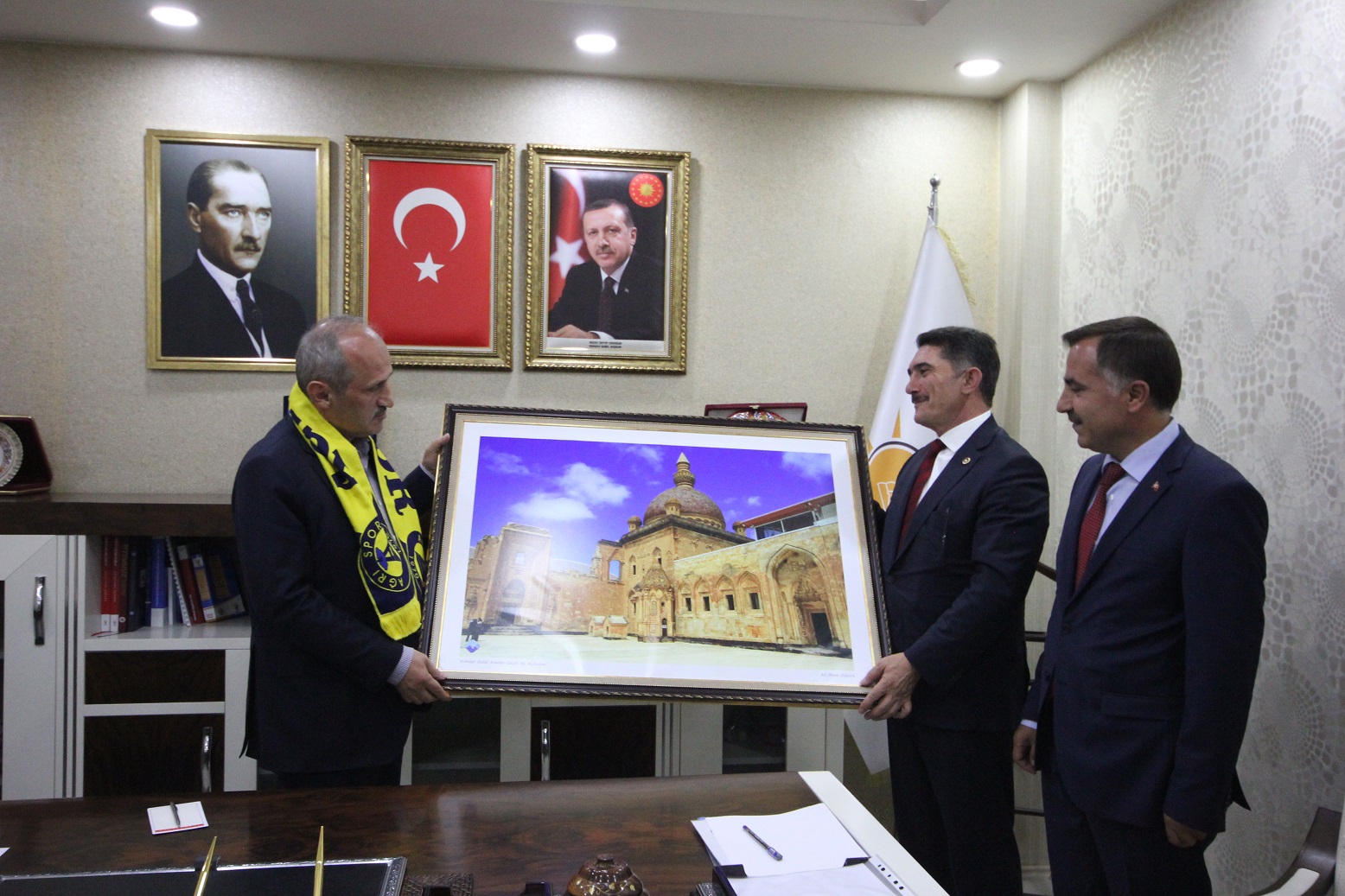 Bakanı Turhan, Ağrı’da şehit ailesini ziyaret etti