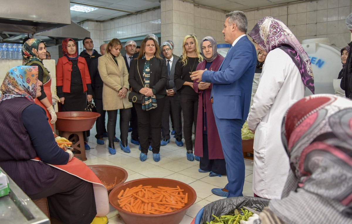 Ağrılı Kadınlar Birlikte Turşu Üretiyor