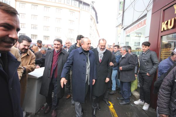 BAKAN ÇAVUŞOĞLU, MHP’LİLERLE ESNAFI ZİYARET ETTİ