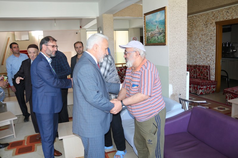 İL MÜFTÜSÜ TOPCU’DAN RAMAZAN BAYRAMI DOLAYISIYLA ÇOCUK DESTEK MERKEZİ VE HUZUREVİNE ZİYARET