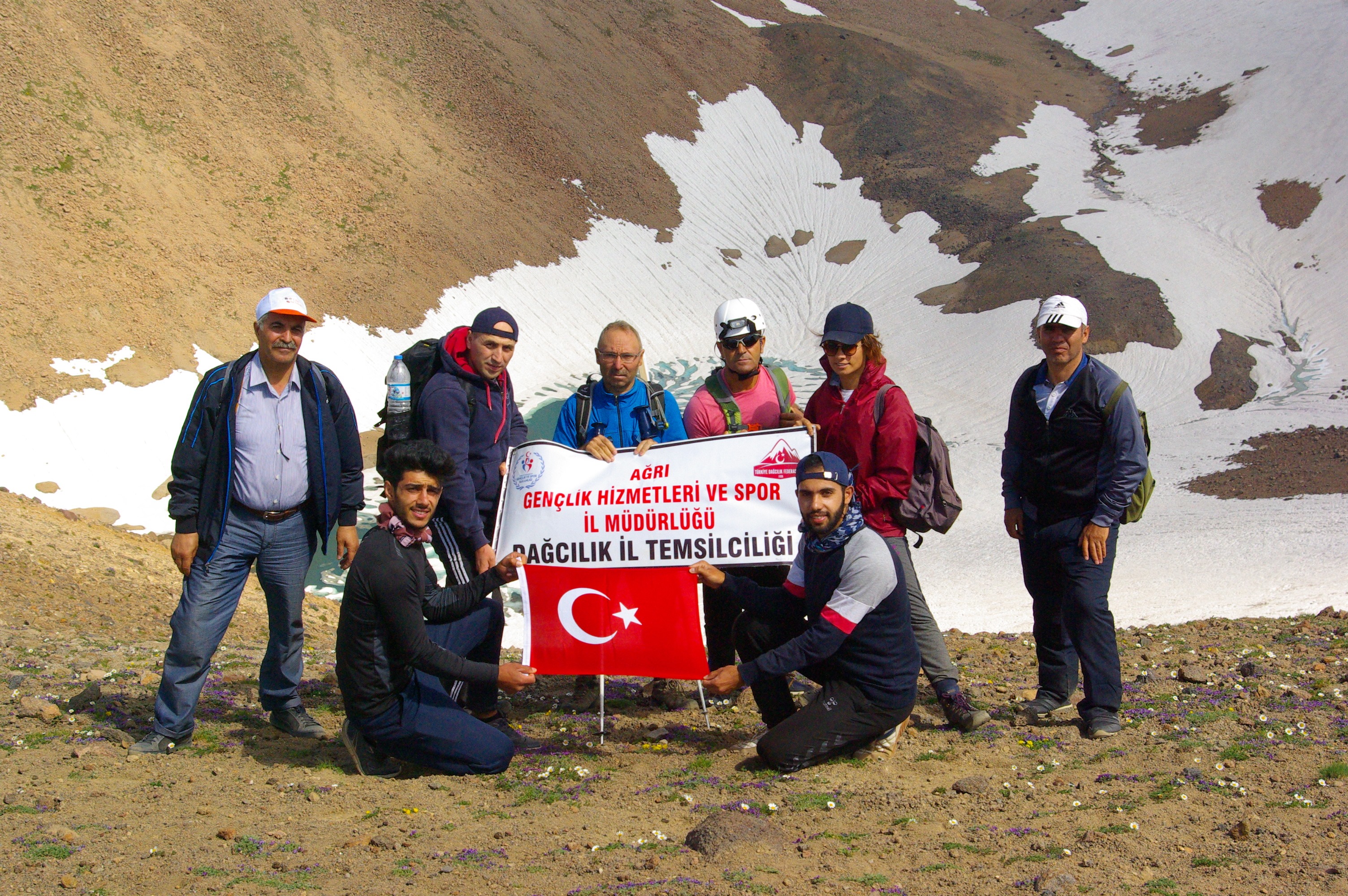 Ağrılı dağcılar Süphan Dağı’na tırmandı